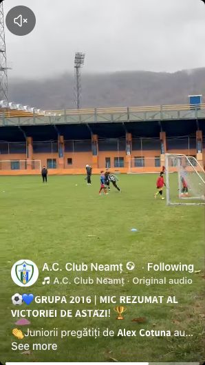 Cadru din rezumatul grupei 2016 de la AC Club Neamț, pe teren, în apropierea porții