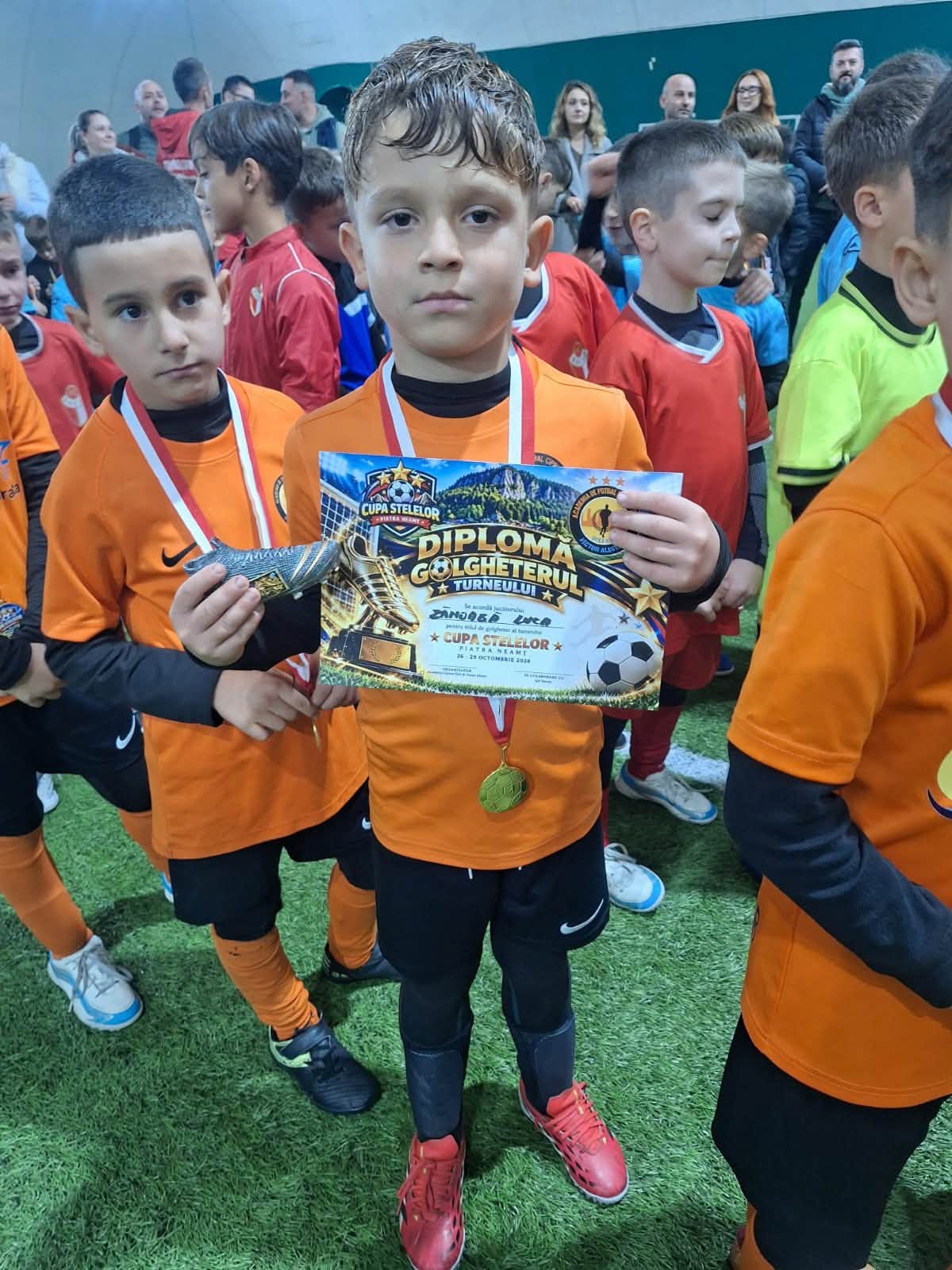 Luca Zănoagă cu diploma de golgheter, alături de colegi la Cupa Stelelor
